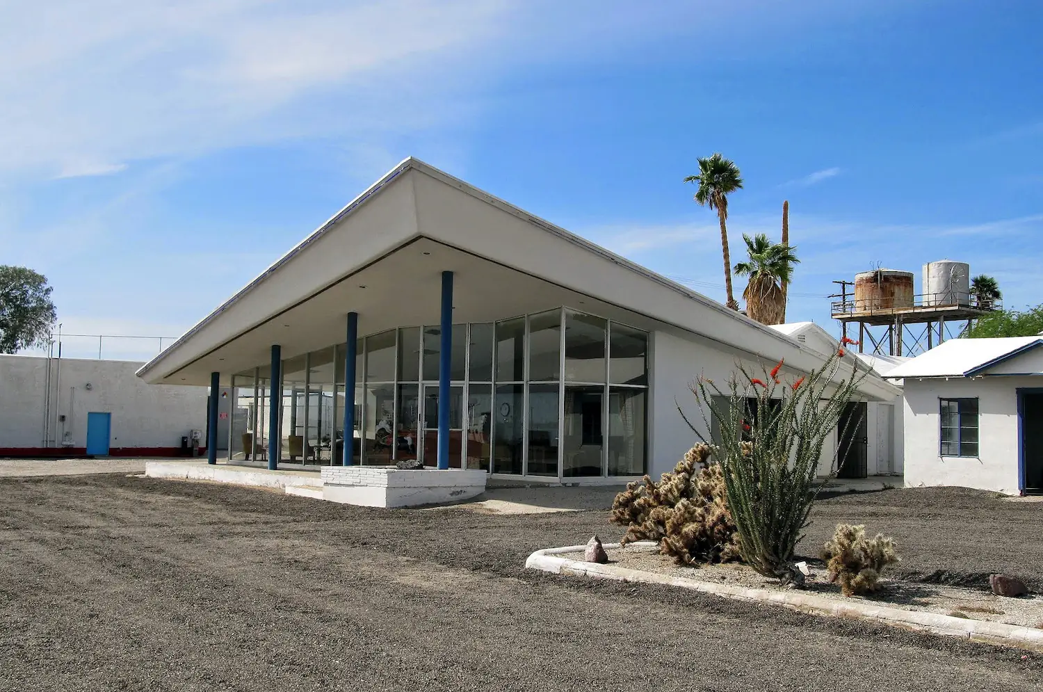 edificio abandonado de la Ruta 66 con arquitectura de mediados de siglo